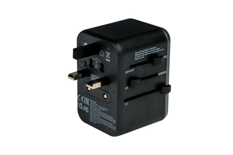 Verbatim UTA-04 Evrensel Seyahat Adaptörü - PD61W / QC / 3xUSB / 2xType-C